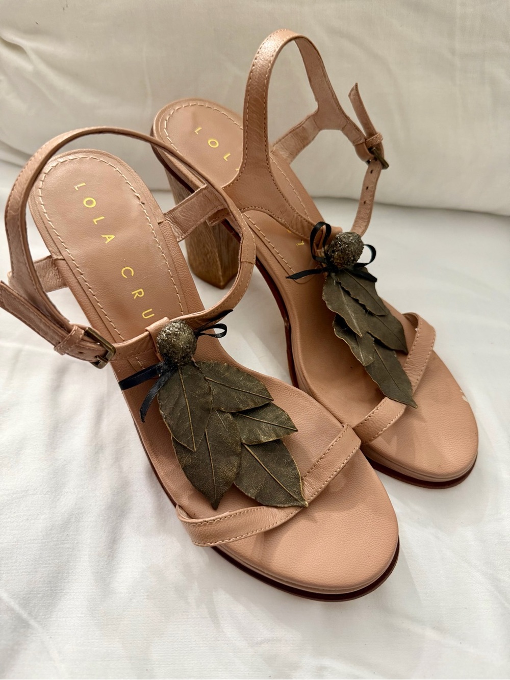 Lola Cruz Strappy Leaf Bow Accent Leather Sandals Vero Cuoio Rare!